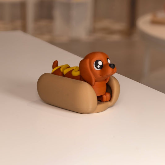 Figurine teckel dans hot-dog et sauce mayo. Figurine imprimée en 3D.