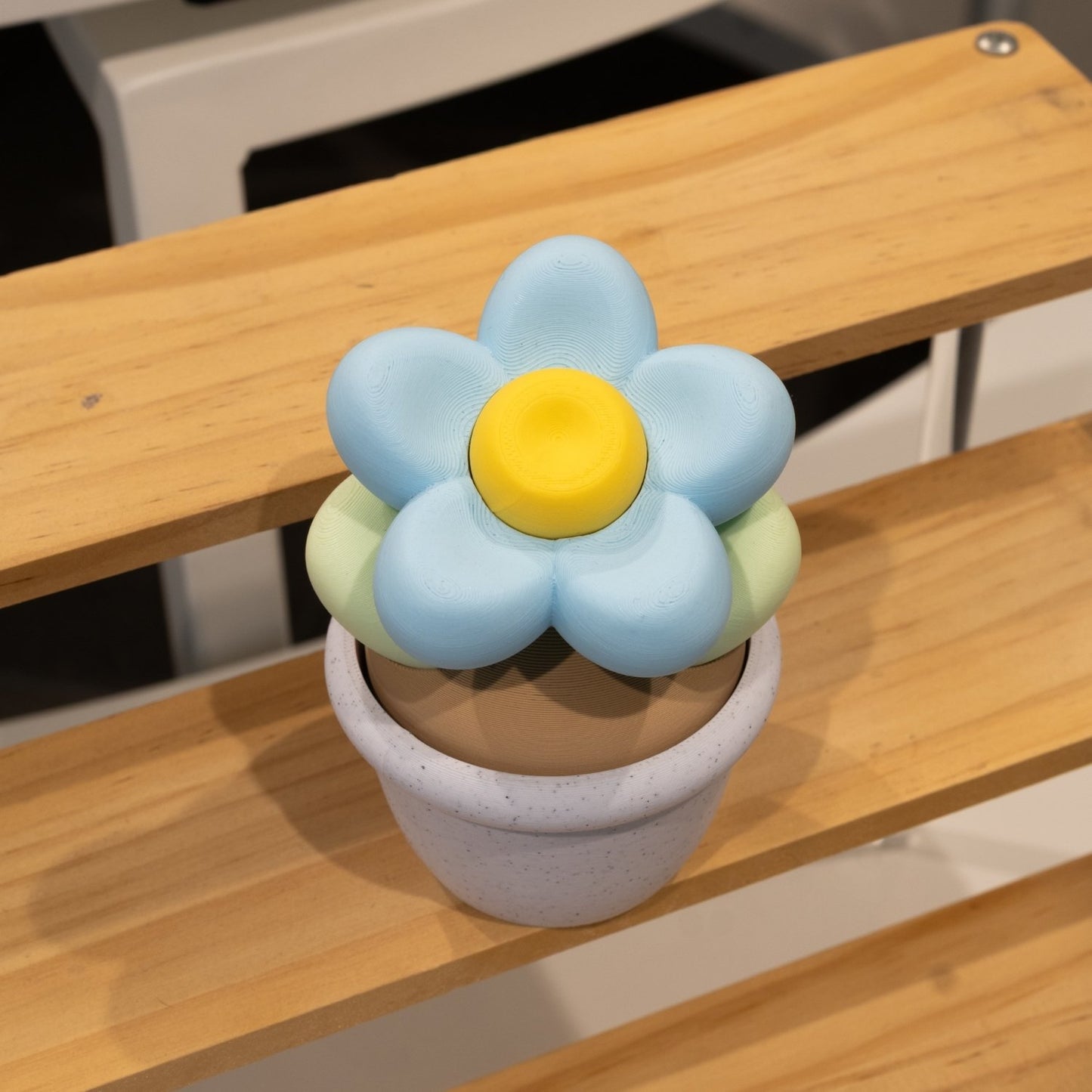 Pot de fleur 3D blanc et fleurs bleues