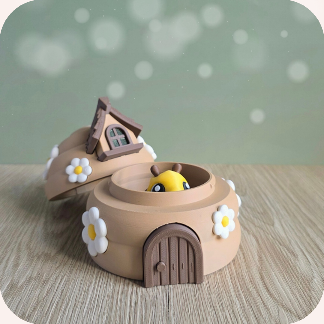 Boîte de rangement ruche imprimée en 3D et sa figurine 3D abeille.