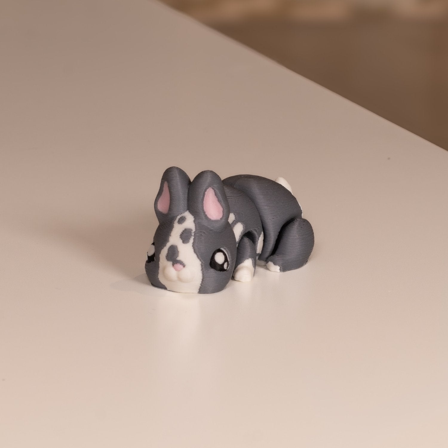 Figurine articulée lapin gris kawaii. Modèle imprimé en 3D à Cognac. 
