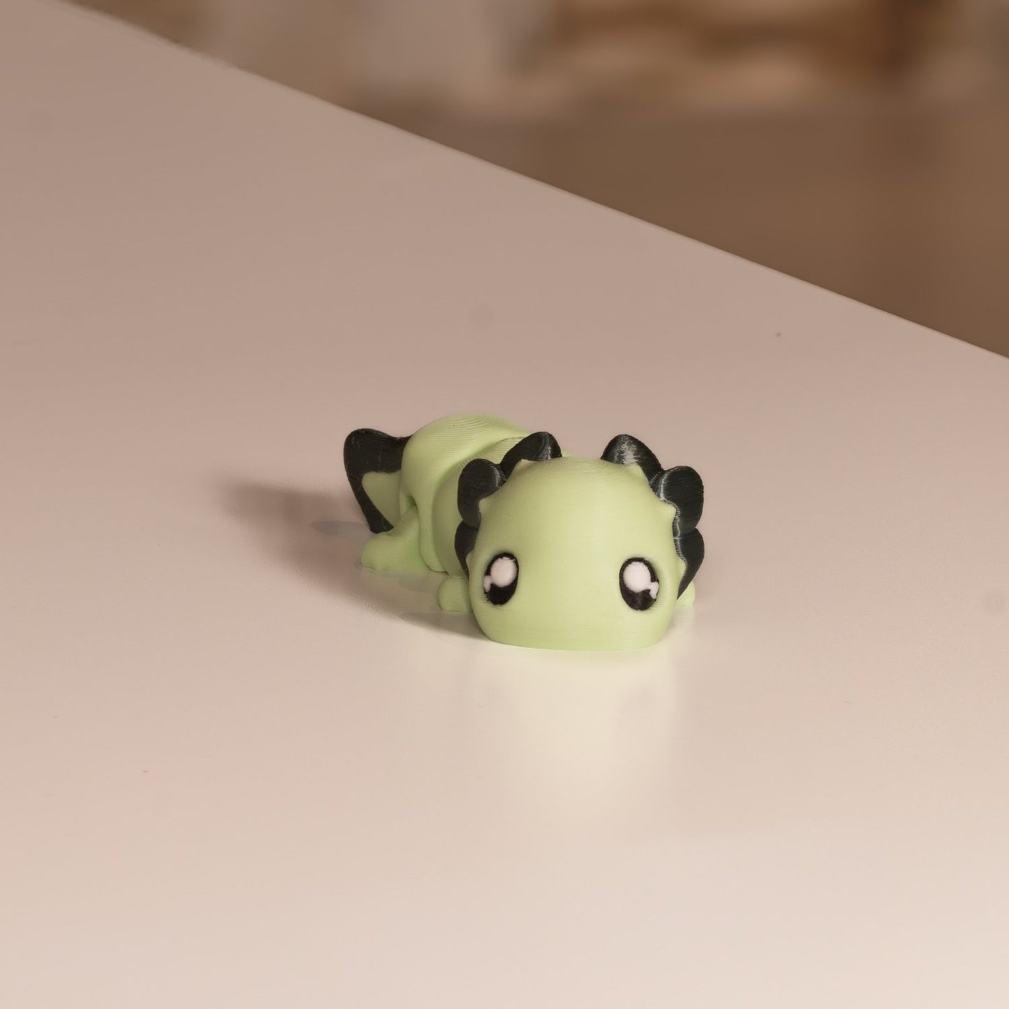 Figurine axolotl kawaii vert. Modèle articulée imprimé en 3D. 