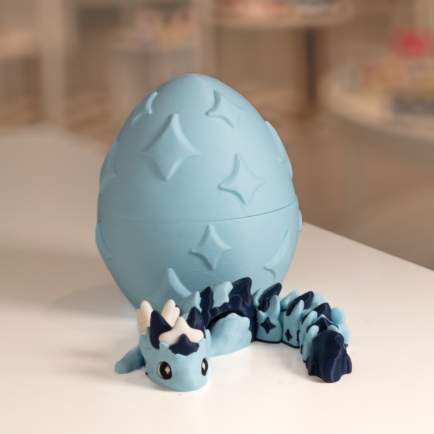 Figurine bébé dragon 3D bleu avec son œuf. Modèle kawaii imprimé en 3D à Cognac.