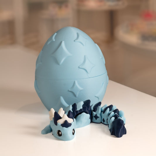 Figurine bébé dragon 3D bleu avec son œuf. Modèle kawaii imprimé en 3D à Cognac.