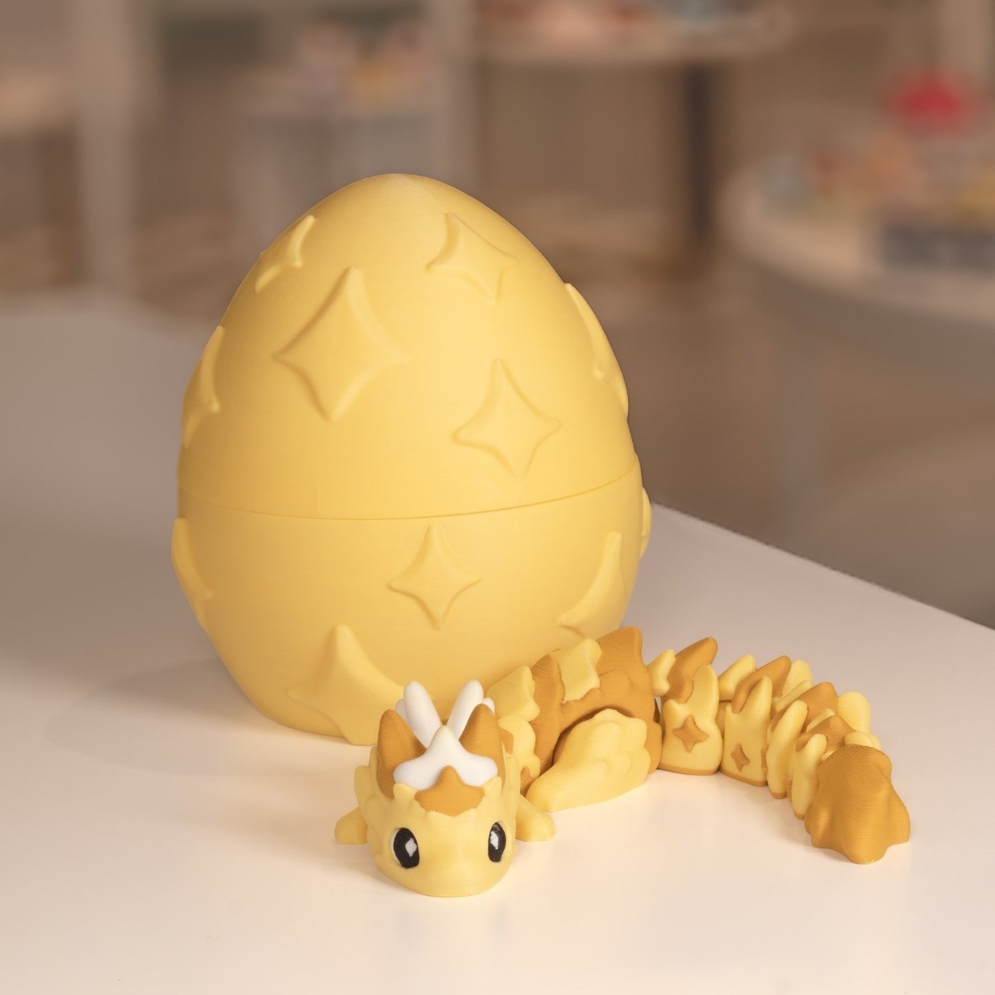 Figurine bébé dragon 3D jaune avec son œuf. Modèle kawaii imprimé en 3D à Cognac.