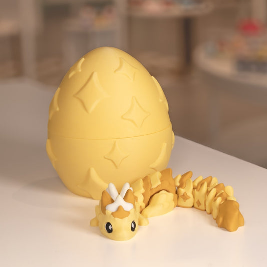 Figurine bébé dragon 3D jaune avec son œuf. Modèle kawaii imprimé en 3D à Cognac.