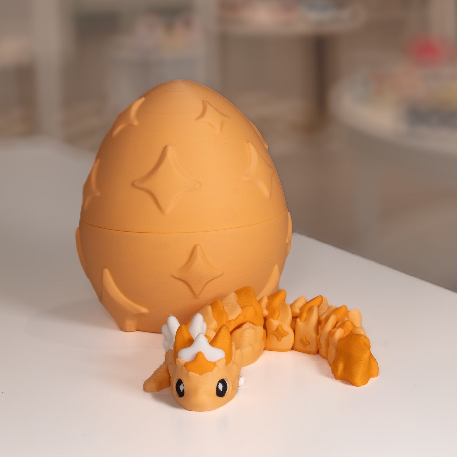 Figurine bébé dragon 3D orange avec son œuf. Modèle kawaii imprimé en 3D à Cognac.