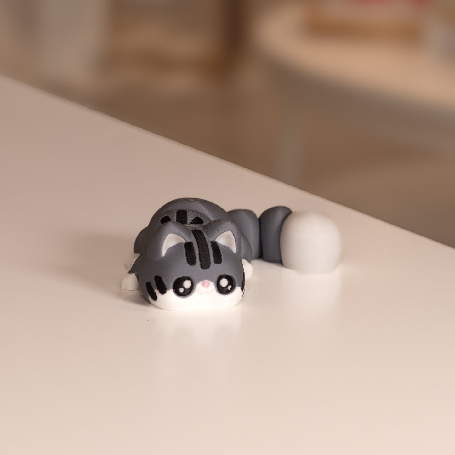 Figurine chat mignon kawaii. Modèle articulé tigré gris imprimé en 3D à Cognac. 