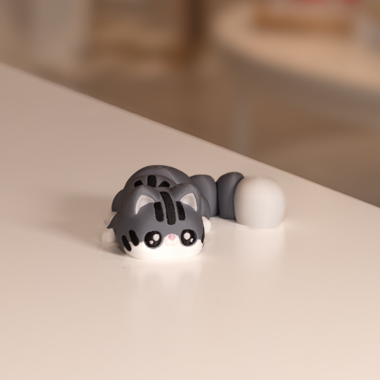 Figurine chat mignon kawaii. Modèle articulé tigré gris imprimé en 3D à Cognac. 