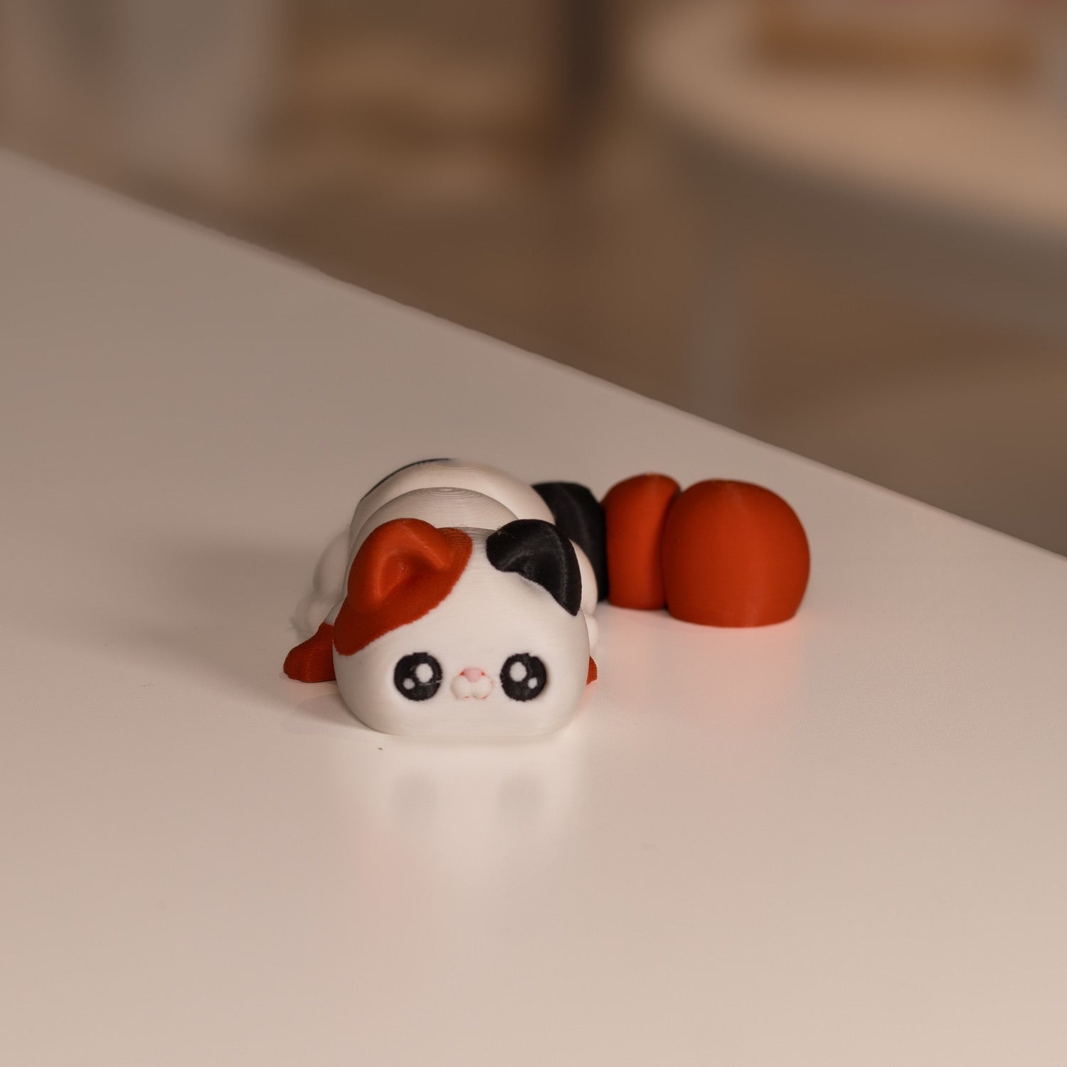 Figurine chat mignon kawaii. Modèle articulé blanc noir et roux imprimé en 3D à Cognac. 