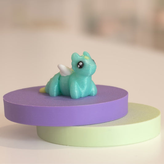 Figurine dragon kawaii 3D, turquoise et pailletés. figurine miniature à collectionner fabriquée à Cognac. 