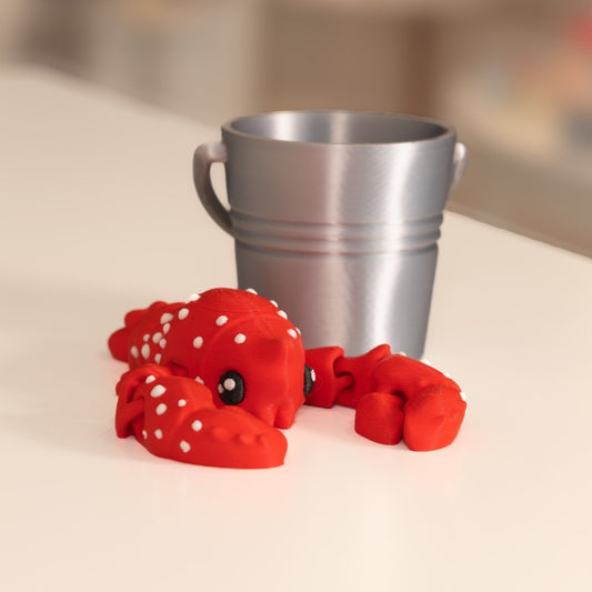 Figurine homard kawaii et son seau. Figurine articulée imprimée en 3D à Cognac. 
