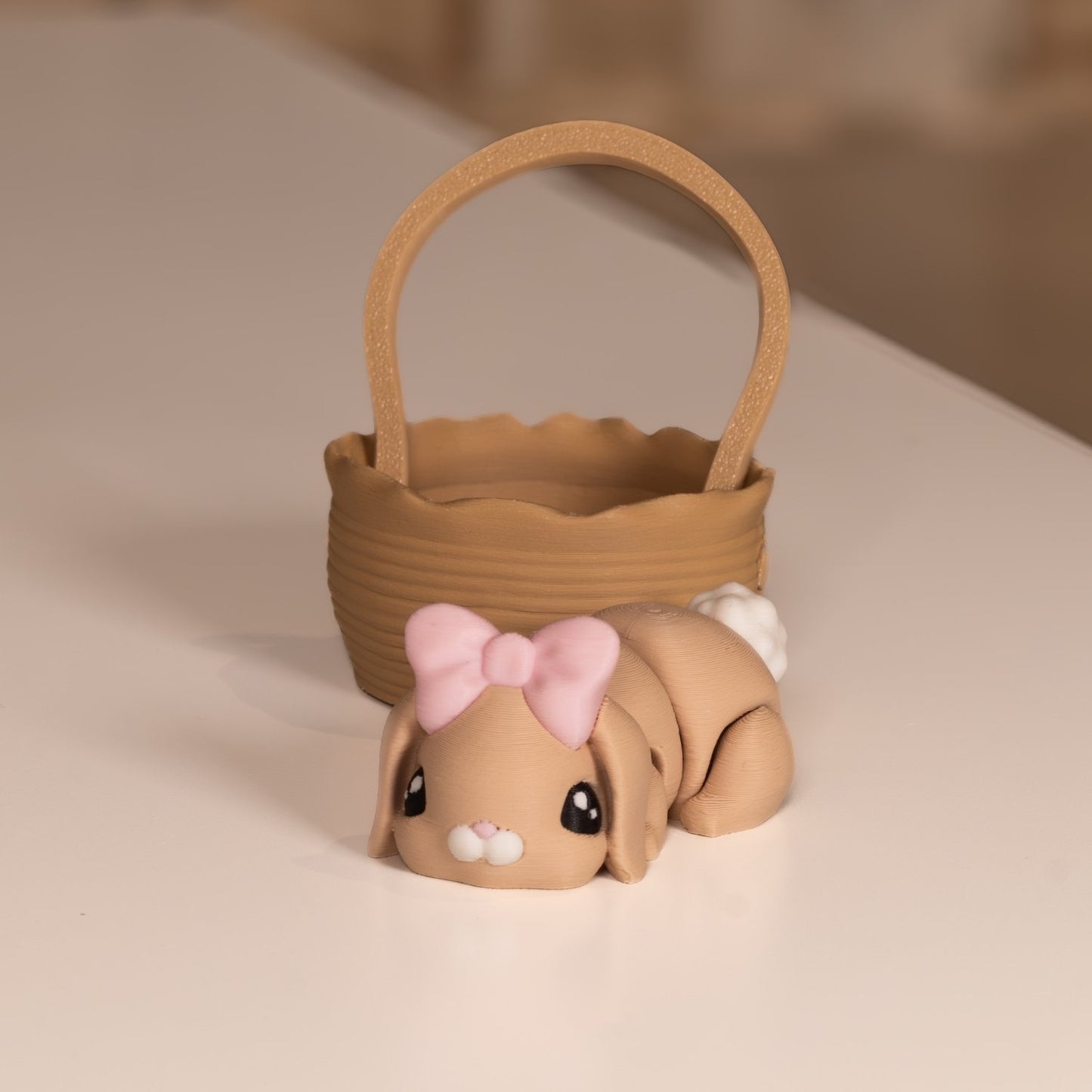 Figurine lapin beige kawaii et panier. Figurine articulée imprimée en 3D à Cognac. 