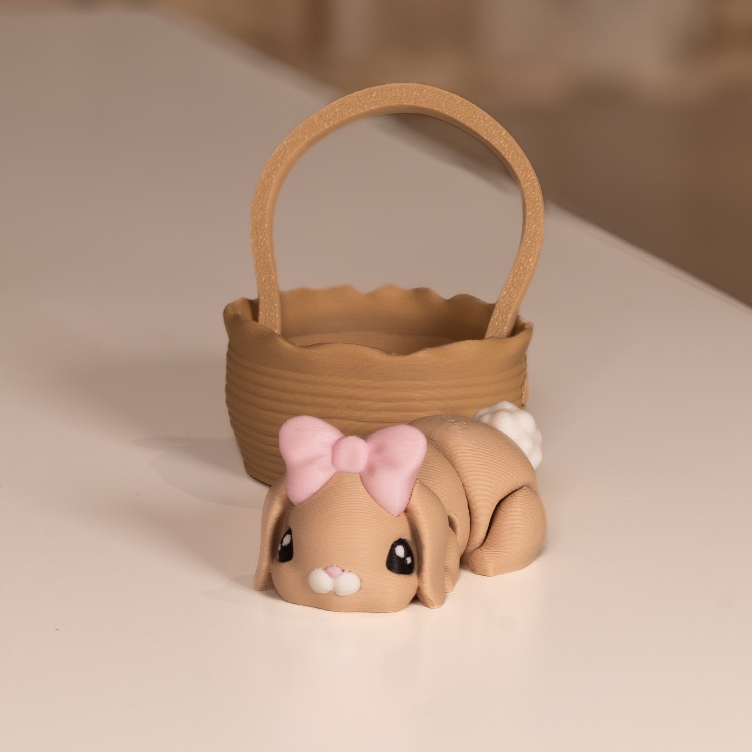 Figurine lapin beige kawaii et panier. Figurine articulée imprimée en 3D à Cognac. 