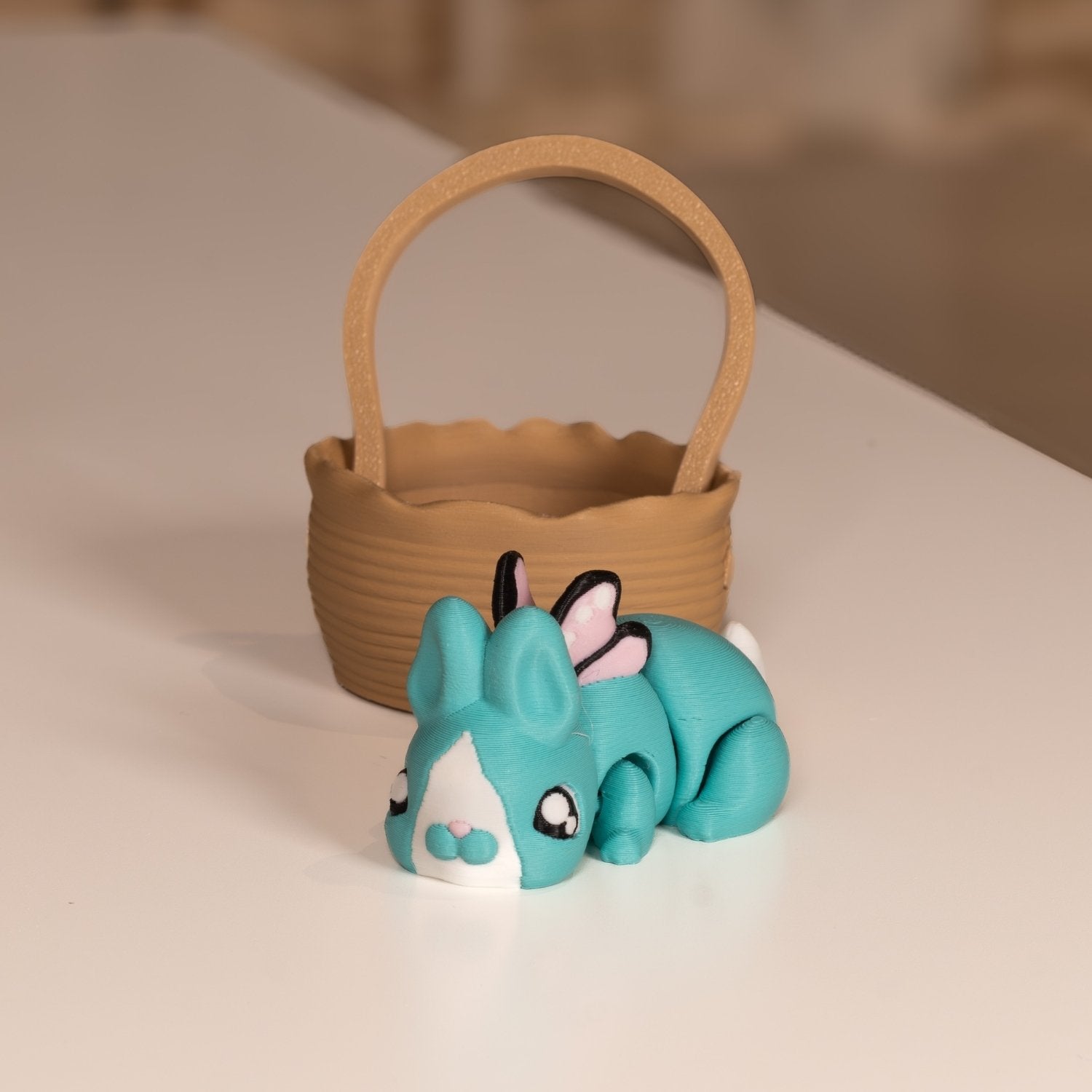 Figurine lapin bleu kawaii et panier. Figurine articulée imprimée en 3D à Cognac. 