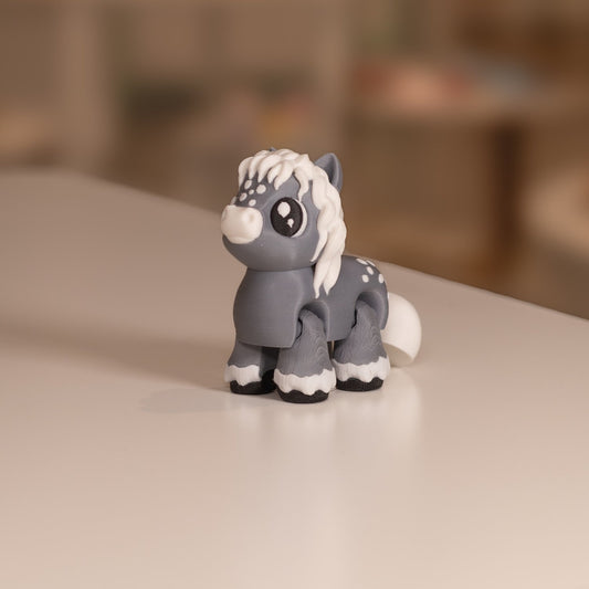 Figurine poney kawaii 3D gris. Imprimé en 3D à Cognac Figurine articulée. 