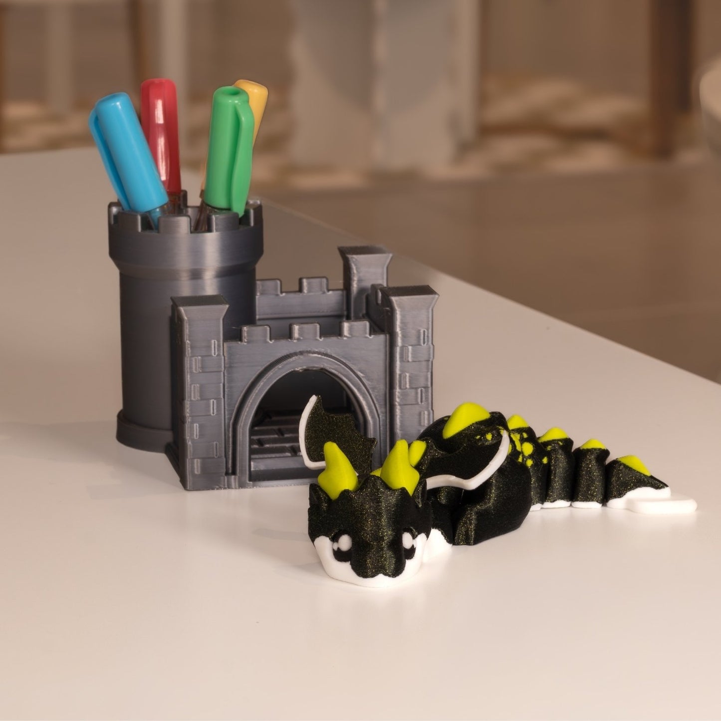 Dragons figurines kawaii, Cosmos noir et jaune et son château pot à crayon. Modèle articulé imprimé en 3D à Cognac. 