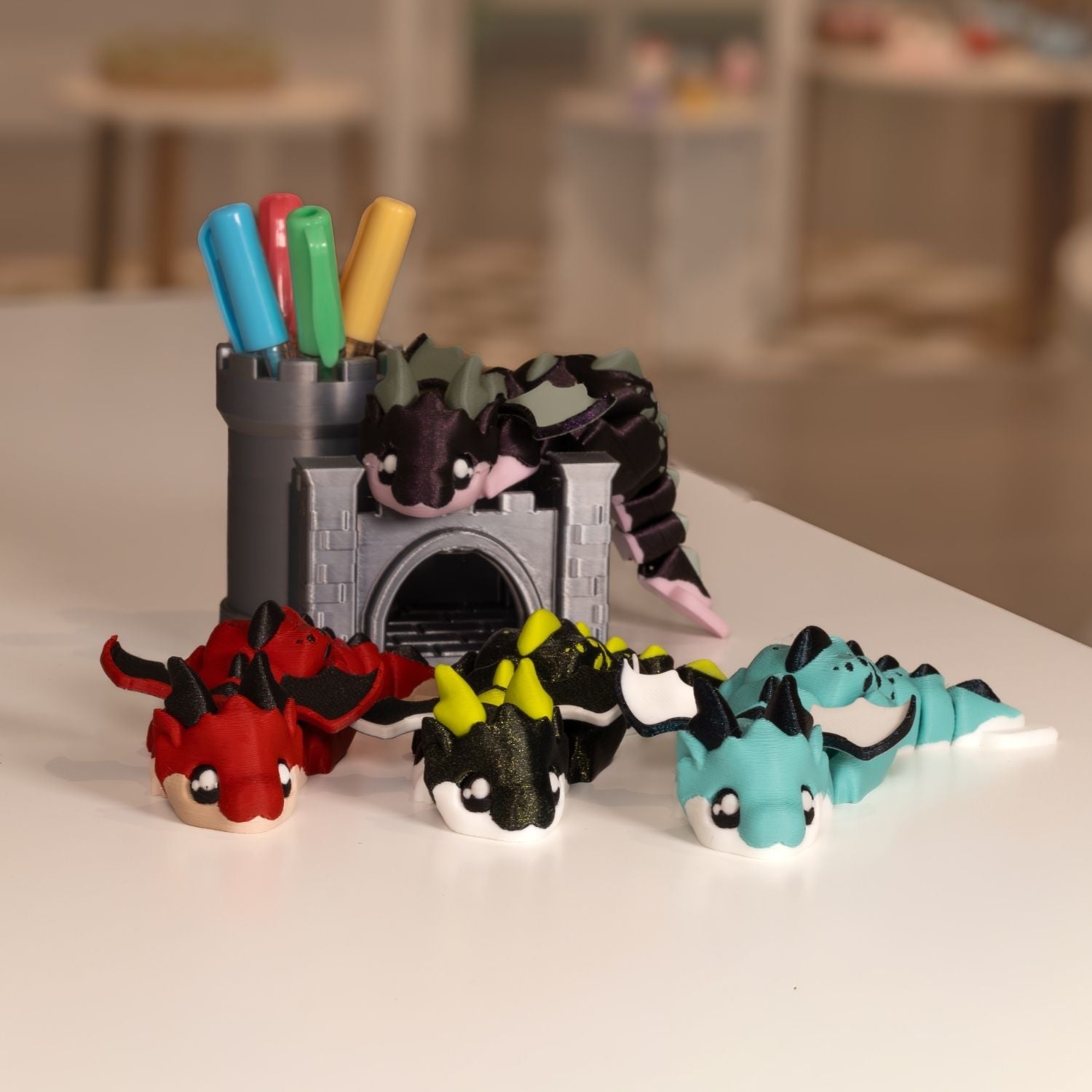 Dragons figurines kawaii, Cosmos et leur château pot à crayon. Modèles articulés imprimés en 3D à Cognac. 