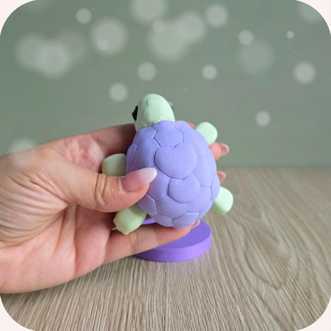 Tortue dos (carapace violette) — ALT : détail carapace cœur violet pastel – tortue kawaii.