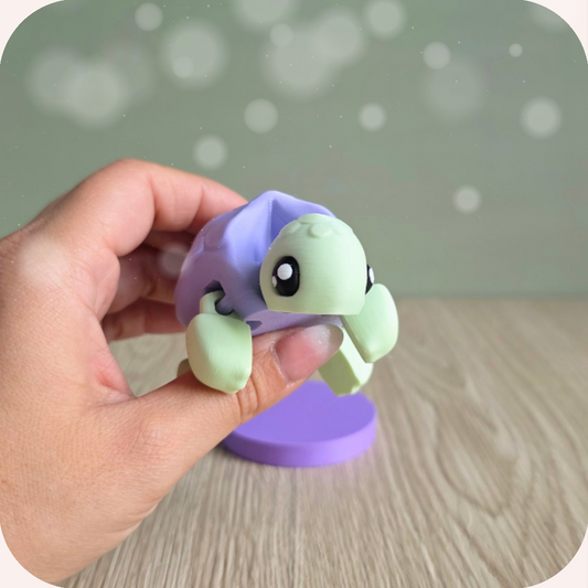 Tortue en main (vue articulation) — ALT : tortue fidget articulée pastel – prise en main.